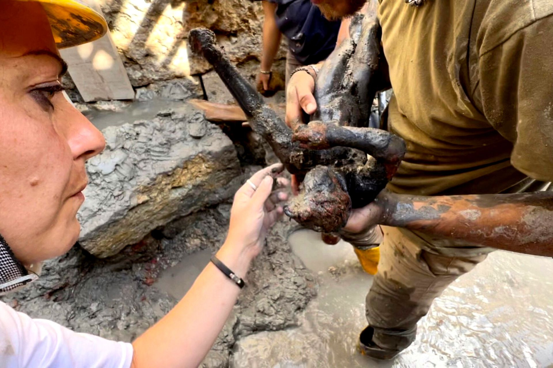 Dalle acque di San Casciano dei Bagni un tesoro unico: oltre 24 statue di bronzo intatte. La più grande scoperta dopo Riace.