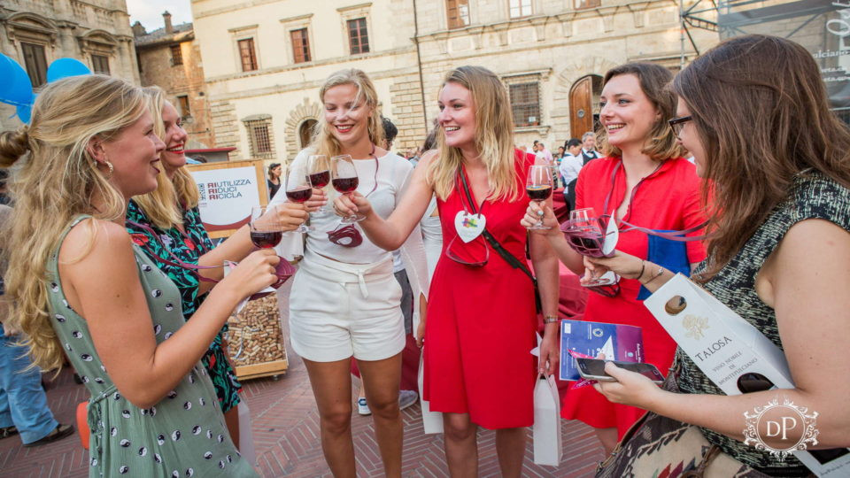 Calici di Stelle a Montepulciano: tutto quello che c'è da sapere sulla notte più lunga dell'estate Poliziana